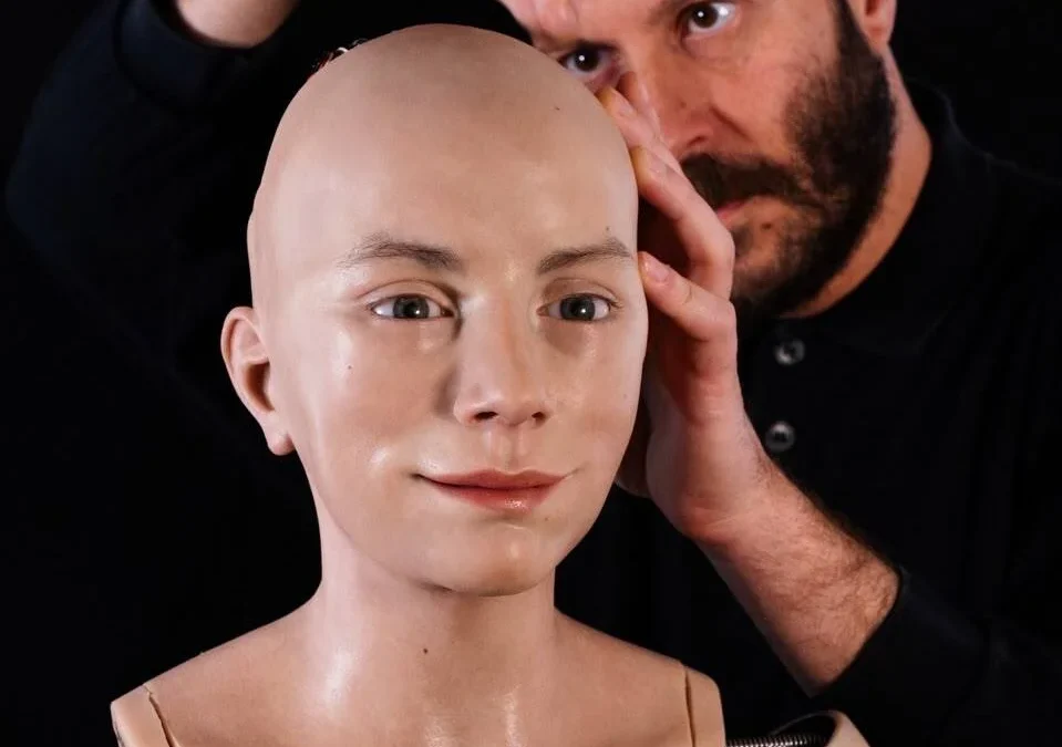 Quando l’intelligenza artificiale acquista un corpo: Abel e la dimensione emotiva della robotica sociale