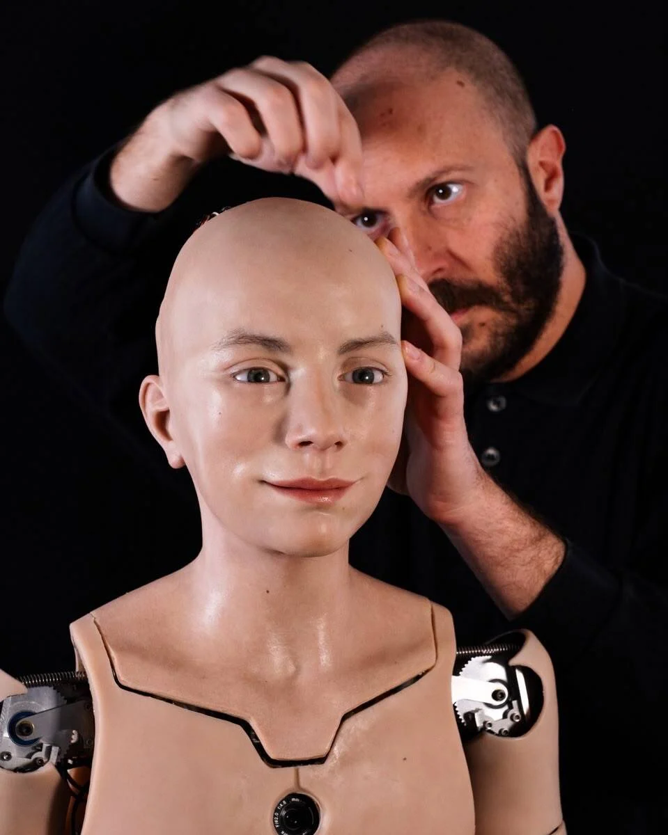 Quando l’intelligenza artificiale acquista un corpo: Abel e la dimensione emotiva della robotica sociale